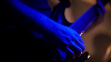 Davulcusu ve gitarist uyuşuk kendi yerlerinde bir rock grubu performansı üzerinde oynamak