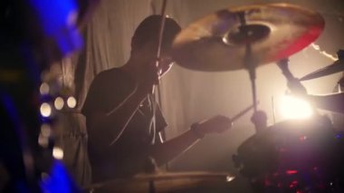 Rock band performansı kulüpte duygusal davulcu