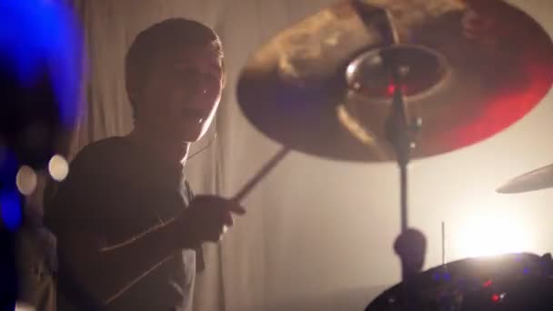 Trummis och gitarrist spelar sina delar på en rock band prestanda — Stockvideo