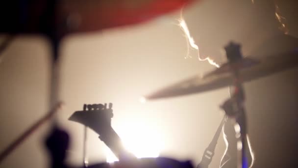 Guitarrista y baterista interpretan sus papeles en una actuación de la banda de rock — Vídeos de Stock
