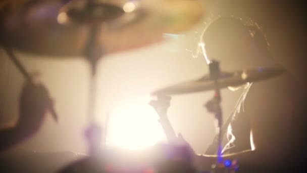 Un hombre tocando la guitarra en el fondo — Vídeo de stock