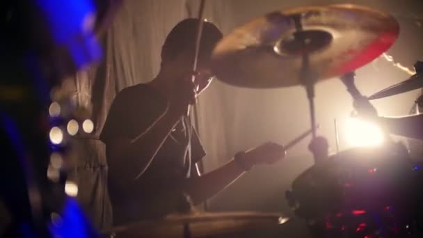 Batteur émotionnel sur la performance du groupe de rock au club — Video