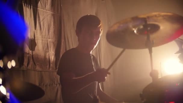 Emotionele drummer op een rock band-prestaties — Stockvideo