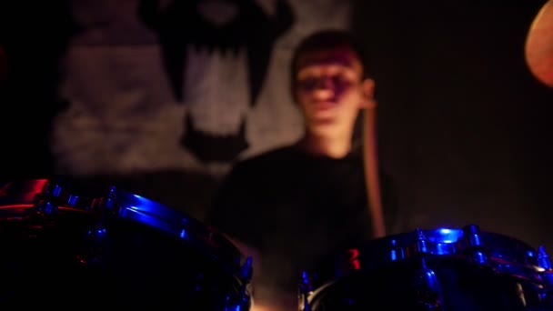 Мужчина эмоционально играет на барабанах в рок-группе — стоковое видео