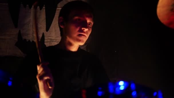 En kille som känslomässigt spelar trummor i ett band — Stockvideo