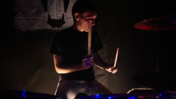 Een jonge man speelt drums voor een rock band performance — Stockvideo