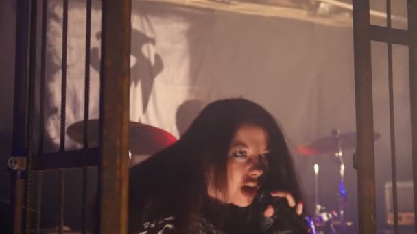 A cantora canta emocionalmente sobre o desempenho da banda de rock — Vídeo de Stock