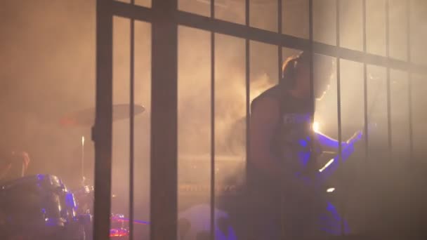 Der Auftritt einer Rockband auf einer eingezäunten Bühne — Stockvideo