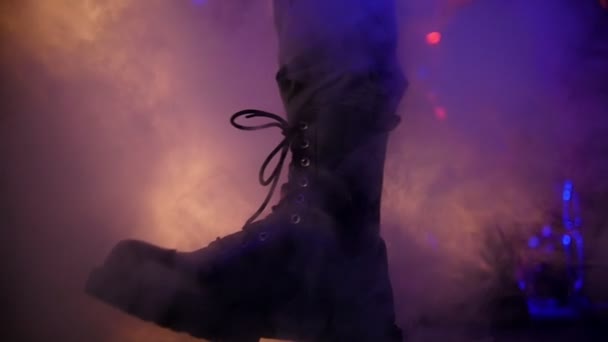 Un équipement spécial produit de la fumée en ralenti sous les pieds d'un des musiciens rock — Video