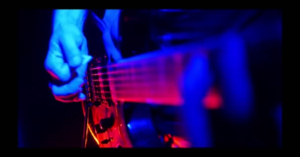 Chitarrista suona sulla chitarra lampade illuminate — Video Stock