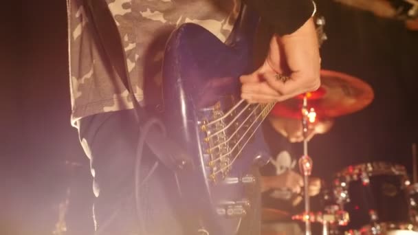 Concert Rock Homme Secousses Des Doigts Les Cordes Une Guitare — Video