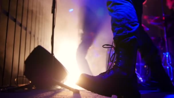 Guitarrista pisando su pie y tocando la guitarra — Vídeo de stock