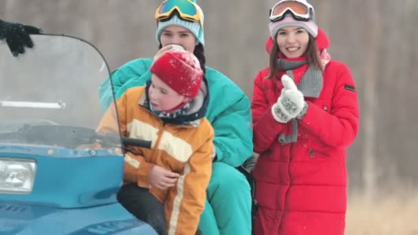 Familia bebiendo té en una moto de nieve en el bosque — Vídeos de Stock