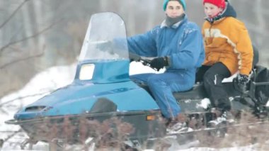 Kar araci ormanın içinden kardeşler binmek
