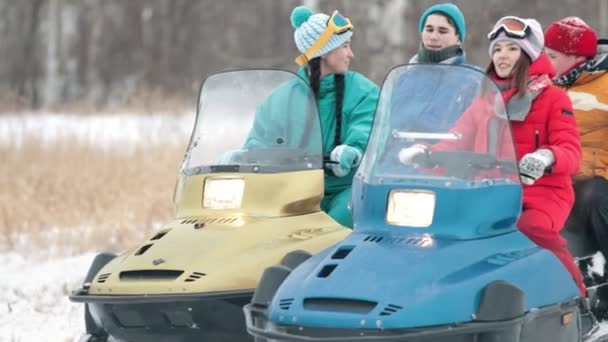 A família começa sua viagem de snowmobile na floresta — Vídeo de Stock