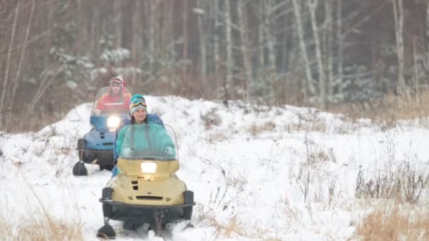 Cabalgando en familia en motos de nieve en el bosque — Vídeo de stock