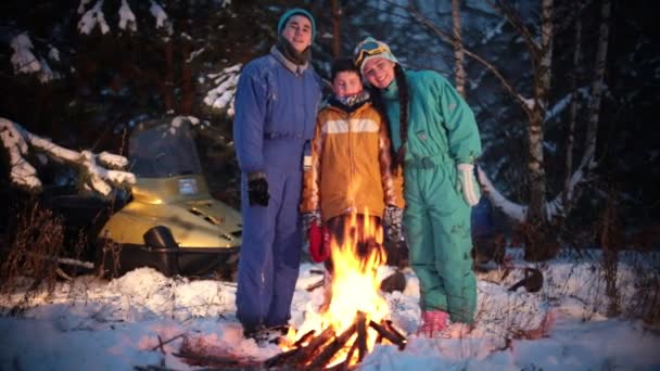 Сім'я, сфотографована вогнем у лісі — стокове відео