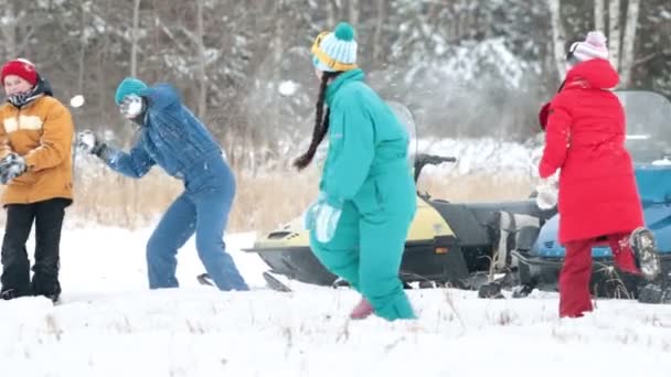 El invierno. Familia en ropa colorida jugando bola de nieve. Movimiento lento — Vídeo de stock