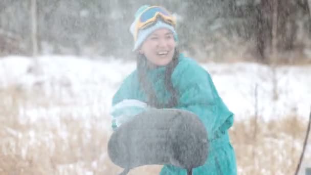 冬天。年轻的男人和女人在冬天的森林里享受着玩雪球。慢动作 — 图库视频影像