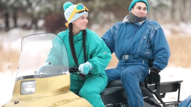 Inverno Famiglia Abiti Colorati Cavalcando Una Motoslitta Nella Foresta Mid — Video Stock