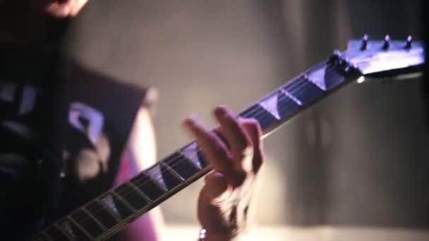 Bir adam elektro gitar sahne alanı'nda oynar. — Stok video