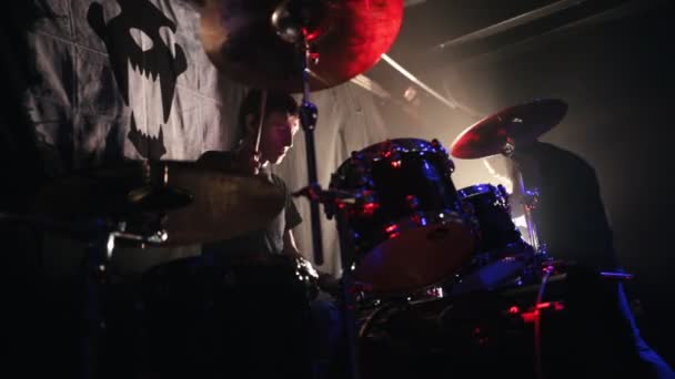 De drummer speelt op een sombere podium — Stockvideo