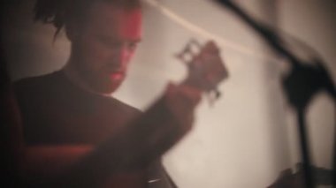 Duygusal bir sahne siyah gitar üzerinde oynamaya gitarist. Dumanlı sahne