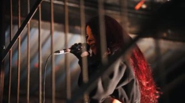 Duygusal performansı konserinde şarkının. Eskrim arkasında duran kadın vokalisti ve adam gitarist