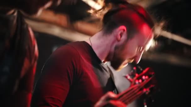 Rockconcert Rockconcert Twee Gitaristen Spelen Hun Rollen Het Concert Headbangen — Stockvideo
