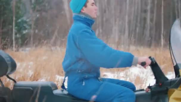 Young Man Riding Snowmobiles Winter Forest Frozen Grasss Wide Shot — Stock Video