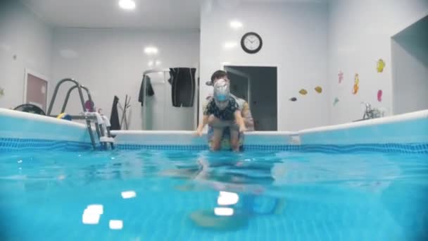 Procedura di riabilitazione dell'acqua con bambino con paralisi cerebrale . — Video Stock