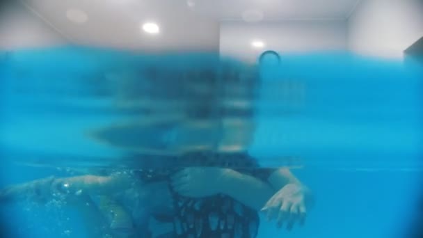Procedimiento de rehabilitación de agua con niño con parálisis cerebral. Fisioterapia bajo el agua — Vídeos de Stock