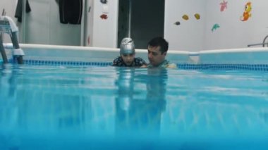 Serebral Palsili çocuk ile su rehabilitasyon prosedürü. Çocuk dalış suyun altında