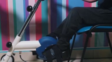 Sağlık kliniği. Serebral Palsili çocuk ile bir meslek. Orta atış