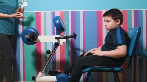 Clinica medica. Un'occupazione con bambino con paralisi cerebrale. Dare a un bambino una ricompensa per l'occupazione finita . — Video Stock
