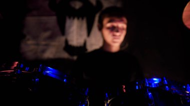 Rock konseri. Sahne Alanı'nda davul çalmaya bir adam. Davul yakın çekim