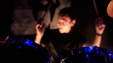Rock konseri. Sahne Alanı'nda davul çalmaya bir adam. Davulcu holding sopaları. Davul yakın çekim