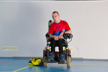 Boccia. Tekerlekli sandalyede oturan bir Engelli sporcu.