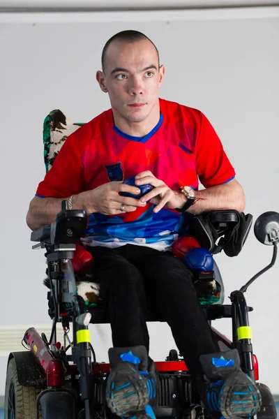 Boccia. Een handicap atleet man zit in een rolstoel. — Stockfoto