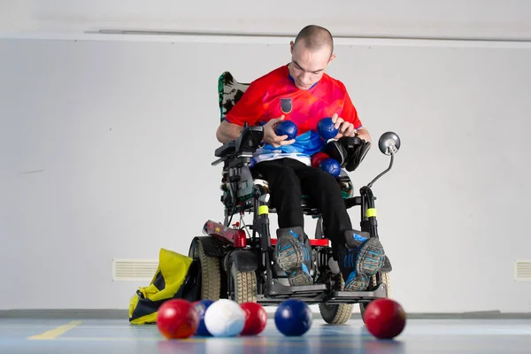 Boccia Desportista Deficiente Sentado Numa Cadeira Rodas Segurar Pequenas Bolas — Fotografia de Stock