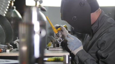 Endüstriyel üretim. Kumaş üzerine bir adam işçi. Bir yırtmaçlı demir boru yapma