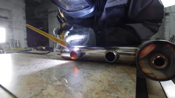 Fabricación industrial. Un hombre trabajando en tela con un detalle de tubo de hierro. Proceso de soldadura —  Fotos de Stock