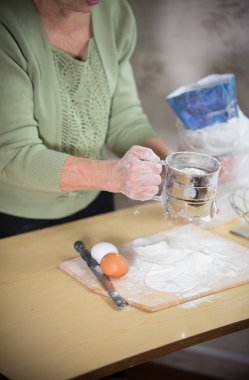 Küçük elmalı turta yapmak bir yaşlı kadın. Hamur un eleme