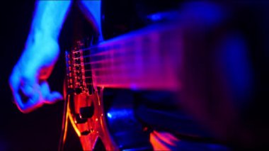 Gitarist tunes ve parlak neon aydınlatma onun gitar çalmaya başlar.