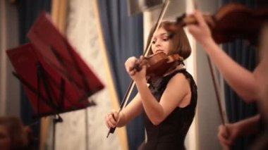 Oda Orkestrası. Müzikal Gösteri esnasında Keman çalmaya genç bir kadın.