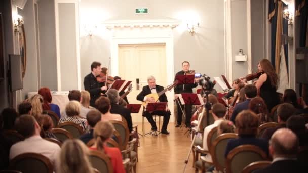RUSIA, KAZAN 22-12-2018: Actuación de una orquesta de cámara — Vídeo de stock