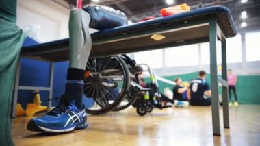 Engelliler için spor. Üzerinde ön bacak protezi.