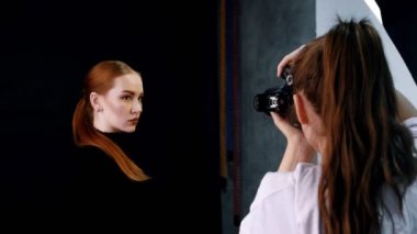 Genç kadın modelinde bir fotoğraf oturumu stüdyoda. Bir portre çekim alarak