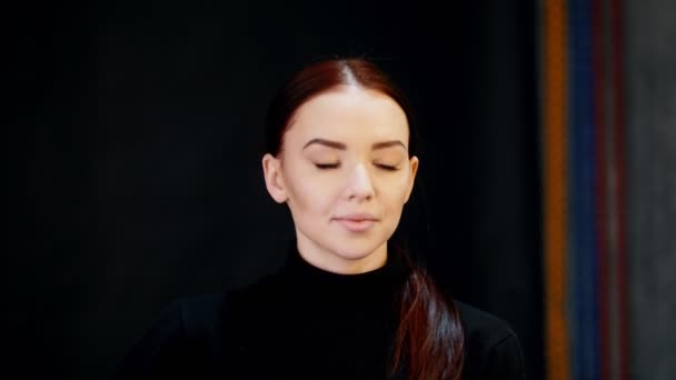 Modellek Stúdióban Egy Modellt Jelentenek Fotós Portré — Stock videók