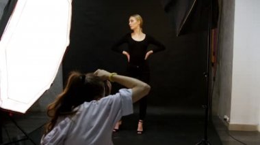 Genç güzel modelleri ile Photosession. Sarışın model tam yükseklikte çekim. Sahne arkasında çekim. Orta atış